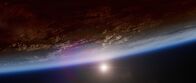 Die Erde - Entstehung des Lebens – Unsere heutige Atmosphäre verleiht der Erde einen bläulichen Schimmer. Mit ihrem Sauerstoffanteil schafft sie die Voraussetzung für Leben.