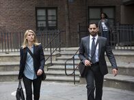 Homeland – Während Carrie (Claire Danes, l.) und Reda (Patrick Sabongui, r.) für ihren Klienten Sekou kämpfen, sträubt sich Quinn gegen sein neues Leben ...