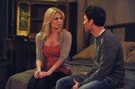 How I Met Your Mother – Ted (Josh Radnor, r.) möchte mit Zoey (Jennifer Morrison, l.) ein romantisches Wochenende am Meer verbringen, doch Zoey hat andere Pläne ...