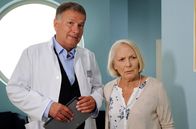 In aller Freundschaft – Dr. Roland Heilmann (Thomas Rühmann) bringt Sabine Neuwirth (Marie Anne Fliegel) in ihr Zimmer. S