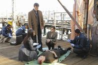 Castle – Der Hafenarbeiter Donny Hayes wird tot im East River aufgefunden. Lanie Parish (Tamala Jones, 3.v.l.), Castle (Nathan Fillion, 4.v.l.) und Kate Beckett (Stana Katic, 3.v.r.) versuchen die Todesursache herauszufinden.