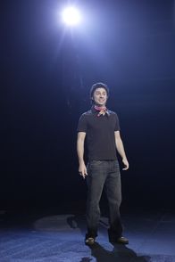 Scrubs - Die Anfänger – Nachdem J.D. (Zach Braff) erfahren hat, das er Vater wird, ertränkt er seinen Kummer im Alkohol und landet in einem angeschlagenem Zustand bei der Blue Man Group auf der Bühne ...
