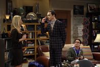 The Big Bang Theory – Leonard (Johnny Galecki, r.) wird Zeuge, als Sheldon (Jim Parsons, M.) Penny (Kaley Cuoco, l.) heftige Vorwürfe macht, da er ihretwegen eine rote Ampel überfahren und jetzt eine Vorladung vor Gericht erhalten hat. Die Folge: Er kann nicht zur Autogrammstunde von Stan Lee gehen ...