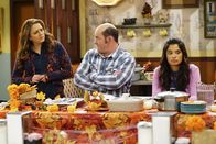 Superior Donuts – (v.l.n.r.) Lucy (Annie Mumolo); Tush (David Koechner); Sofia (Diane Guerrero)