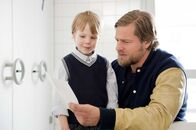 Der letzte Bulle – Der kleine Johannes (Felix Arndt, l.) hat nur einen Wunsch: Er will endlich in einen Kindergarten, in dem man noch spielen darf. Für Mick (Henning Baum, r.) ein leicht lösbares Problem ...