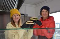 Terra Xpress – Moderatorin Lena Ganschow im Foodtruck. Lebensmittel haben bisweilen eine üppige CO2-Bilanz. Das hat auch die Gastronomie erkannt und steuert gegen: Durch die Auswahl der Zutaten lässt sich unser klimatischer Fußabdruck beim Essen spürbar minimieren.