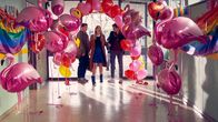 Der Lehrer – Emma (Zsá Zsá Inci Bürkle) liebt die neue Flurdeko! Offenbar können Stefan (Hendrik Duryn, l.) und Simon (Julius Forster) ihre Freude nicht unbedingt teilen... +++ Die Verwendung des sendungsbezogenen Materials ist nur mit dem Hinweis und Verlinkung auf TVNOW gestattet. +++