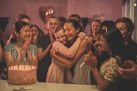 First Day - Ich bin Hannah – v.r.) und andere Gäste gratulieren Jasmine (Arwen Diamond, v.M.r.) zu ihrem Geburtstag.