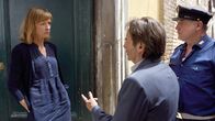 Donna Leon – Commissario Brunetti (Uwe Kockisch, m.) und sein Kollege Sergente Vianello (Karl Fischer, r.) suchen die suspendierte Leiterin der Bibliothek Dr. Fabbiani (Jenniy Schily) auf.