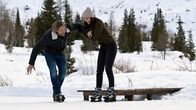Die Bergretter – Bei einem gemeinsamen Ausflug kommen sich Markus (Sebastian Ströbel) und Alex (Viktoria Ngotsé) näher.