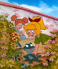Bibi Blocksberg – Bibi (l.) hat auf ihrem Schulweg einen Frosch gefunden. Ob sie ihn mit nach Hause nehmen soll?