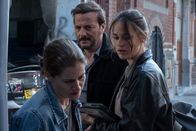 Unit 42 – Sam Leroy (Patrick Ridremont, M.) und Billie Vebber (Constance Gay, r.) versuchen von Viktor Jablokovs Frau Jade (Lidiya Indzhova, l.) zu erfahren, aus welchem Motiv heraus dieser umgebracht worden sein könnte.