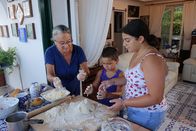 Zu Tisch ... – Zu Tisch Capri – Italien Lucia Spataro zeigt Enkelin Angela und Enkel Emanuele, wie sie traditionelle Gerichte kocht. Copyright: SRF/Berlin Producers Media/André Zschocke