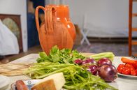 Zu Tisch ... – Die Pignata - ein traditioneller Lammeintopf - trägt ihren Namen, weil sie in einer Terrakottavase zubereitet wird, die einem Pinienzapfen ähnelt.