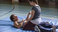 Der Lehrer – Zur Belustigung ihrer Mitschüler landet Lilli (Alina Stiegler) beim Trampolinspringen im Schulsport direkt auf Lehrer Stefan Vollmer (Hendrik Duryn)...