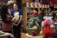 The Big Bang Theory – Als Sheldon (Jim Parsons, 2.v.l.) erfährt, dass Penny für ihn ein Weihnachtsgeschenk hat, möchte er sich erkenntlich zeigen und sich etwas Geeignetes für sie überlegen. Da er sich nicht entscheiden kann, kauft er gemeinsam mit Rajesh (Kunal Nayyar, r.) und Howard (Simon Helberg, 2.v.r.) gleich mehrere Geschenke, um dann spontan zu entscheiden, welches angemessen ist ...