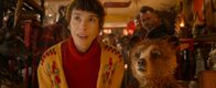 Paddington – Mary Brown (Sally Hawkins) und Paddington bestaunen die Auslagen in Mr. Grubers Antiquitätengeschäft.