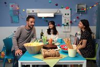 Bettys Diagnose – Dr. Frank Stern (Max Alberti, l.), Paula Hansen (Maya Henselek, M.) und Emily Hansen (Nina Kaiser, r.)