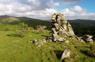 Wildes Großbritannien – Die sogenannten Tors sind Granitformationen, die durch Erosion vor etwa 280 Millionen Jahren im Dartmoor entstanden sind. Sie sind charakteristische Wahrzeichen des Nationalparks.