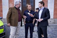 Die Rosenheim-Cops – Ob die Visitenkarte, die beim Opfer gefunden wurde, die Kommissare Stadler (Dieter Fischer, l.) und Hansen (Igor Jeftic, r.) mit Polizeihauptmeister Mohr (Max Müller, M.) auf die richtige Spur bei den Ermittlungen bringt?