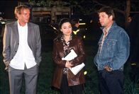 SK Kölsch – Falk (Dirk Martens, l.), Jupp (Uwe Fellensiek, r.) und die Gerichtsmedizinerin (Tatjana Clasing, M.) stehen in dem Wald, in dem die erste Leiche gefunden wurde.