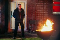 The Outlaws – Der Schwindel um die Geldtasche fliegt auf und Frank (Christopher Walken) wird in die Ecke gedrängt. Als er Zuhause zur Rede gestellt wird, zeigt Frank sein wahres Gesicht.