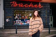 Longreads – RUNDFUNK BERLIN-BRANDENBURG Helene Hegemann mit neuem Literaturformat "Longreads" in der ARD Mediathek Longreads stehen im Journalismus für lange Erzählungen, die erlauben, tiefer in eine Geschichte einzudringen. Genau das ist das Konzept der neuen, gleichnamigen Literatursendung mit Autorin und Regisseurin Helene Hegemann (Foto). Welche Bedeutung liegt hinter dem Erzählten? Was hat ein Buch mit unserem Leben und Denken zu tun? Was für eine Wirkkraft kann Literatur haben? Die ersten drei Folgen von "Longreads" (rbb, SWR, ARD Kultur) sind ab 26. März 2024 in der ARD Mediathek verfügbar. - Autorin und Regisseurin Helene Hegemann