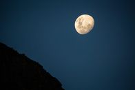 Der verschollene Tempel der Inka – The moonrise above Sibincocha. (Jim Aikman)