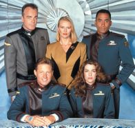 Babylon 5 – v.l.n.r.: Captain John Sheridan (Bruce Boxleitner,l.u.), Michael Garibaldi (Jerry Doyle,l.o.), Talia Winters (Andrea Thompson,m.), Dr. Stephen Franklin (Richard Biggs,r.) und Commander Susan Ivanova (Claudia Christian,r.u.).