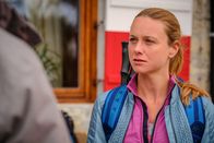Eine harte Tour – Alexa (Anna Unterberger), die junge Witwe, hat einen schweren Stand in der Gruppe.