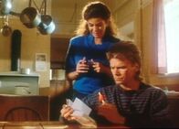 MacGyver – Penny (Teri Hatcher, l.) und MacGyver (Richard Dean Anderson, r.) studieren das Tagebuch von ihrer Tante.