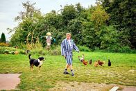Guglhupfgeschwader – Franz Eberhofer (Sebastian Bezzel) genießt die ersehnte Idylle auf dem Eberhofer-Hof.