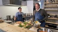 Der Vorkoster – Pho-Koch Huy Khanh Nguyen (l) weiht Björn Freitag (r) in die Geheimnisse der asiatischen Nudelsuppe ein.