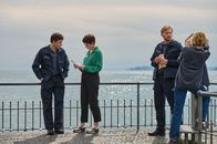 Mordufer – Mittagspause am See: Nico Arnold (Paul Ahrens, l.) und Florian Jäger (Lucas Prisor, 2.v.r.) vom Zoll haben wichtige Informationen für die Ermittlerinnen Chiara Locatelli (Maria Wördemann, 2.v.l.) und Doro Beitinger (Franziska Weisz, r.).