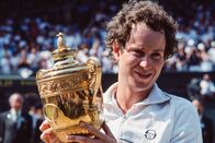 McEnroe – Hält Wimbledon Pokal: John McEnroe (jung)
