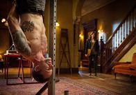 Elementary – Während Sherlock (Jonny Lee Miller, l.) auf der Suche nach einem Mörder ist, sucht Kitty (Ophelia Lovibond, r.) einen flüchtigen Teenager ...