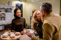 Sturm der Liebe – Nicole (Dionne Wudu, l.) ist gerührt, als sie sieht, wie Erik (Sven Waasner, r.) und Yvonne (Tanja Lanäus, M.) sich innig küssen. ARD/Christof Arnold