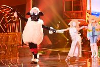The Masked Dancer – Titel: The Masked Dancer; Staffel: 1; Folge: 1; DAS SCHAF tanzt zu "Shake it off" von Taylor Swift. Ausstrahlungszeitraum bis: 2022-01-05; Copyright: ProSieben/Willi Weber; Fotograf: Willi Weber; Dateiname: 2397455.JPG; Rechtehinweis: Dieses Bild darf bis eine Woche nach Ausstrahlung honorarfrei fuer redaktionelle Zwecke und nur im Rahmen der Programmankuendigung verwendet werden. Spaetere Veroeffentlichungen sind nur nach Ruecksprache und ausdruecklicher Genehmigung der Seven.One Entertainment Group GmbH moeglich. Nicht fuer EPG! Verwendung nur mit vollstaendigem Copyrightvermerk. Das Foto darf nicht veraendert, bearbeitet und nur im Ganzen verwendet werden. Es darf nicht archiviert werden. Es darf nicht an Dritte weitergeleitet werden. Aneinanderreihung/Zusammenlegung/Kopplung von Bildern zum Zweck der Erstellung von Slide-Shows o.ä. nicht gestattet; Verbindung/Einfügen/Anfügen von Werbung nicht gestattet. Bei Fragen: foto@seven.one Voraussetzung fuer die Verwendung dieser Programmdaten ist die Zustimmung zu den Allgemeinen Geschaeftsbedingungen der Presselounges der Sender der Seven.One Entertainment Group GmbH.