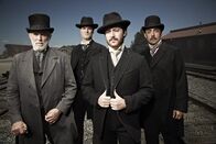 Der große Aufbruch - Die Pioniere Amerikas – Hemmungslose Kapitalisten: Vanderbilt (David Donahoe), Rockefeller (Tim Getman), Carnegie (Adam Jonas Segaller), und J.P. Morgan (Eric Rolland)