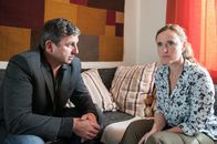 Der Bergdoktor – Saskia Diekhaus (Deborah Kaufmann, r.) erzählt Dr. Martin Gruber (Hans Sigl, l.) die so lange verheimlichte Geschichte über ihr Baby.