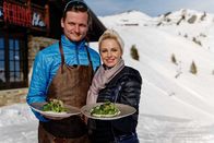 Silvia kocht – Julian Scharfetter, Silvia Schneider. („Carpaccio Cipriani“ und „Vegetarische Krautroulade mit Bergkäsesauce und Babymangold“).