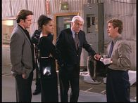 Diagnose: Mord – v.l.n.r.) Steve (Barry Van Dyke), Amanda (Victoria Rowell) und Mark (Dick Van Dyke) geben Jesse (Charlie Schlatter) die Schuld daran, dass beim Kochwettbewerb die Mikrowelle explodiert ist.