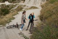 Der Bergdoktor – Bei der Fahrt durch die Berge kommt Lena (Louise Sophie Arnold, r.) kurz ins Taumeln. Jette (Lisa Bahati Wihstutz, l.) ist besorgt.
