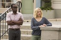 The Good Place – Während Chidi (William Jackson Harper, l.) zusagt, einem Freund zuliebe das dritte Rad am Wagen zu sein, ist Eleanor (Kristen Bell, r.) damit beschäftigt, Michael bei einer wichtigen Aufgabe zu helfen ...