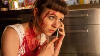 SOKO Stuttgart – Ist das Blut? Die junge Comic-Künstlerin Paula (Antonia Breidenbach) wird in ihrem Atelier von einer unbekannten Person angegriffen und mit roter Flüssigkeit bespritzt. Gibt es einen Zusammenhang mit dem Mord an ihrem Verleger? Wer bedroht sie? Paula konnte zwar noch rechtzeitig bei der Kripo Alarm schlagen, doch der Angreifer hämmert bereits gegen die Tür.