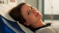Rote Rosen – Jess (Juana Nagel m.) lässt einen Ultraschall machen. Durch Zufall ist Daniel dabei und beide hören berührt die Herztöne des Kindes.