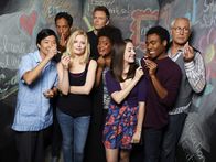 Community – (2. Staffel) - Community - Eine ganz besondere Lerngruppe: Jeff (Joel McHale, 4.v.l.), Britta (Gillian Jacobs, 3.v.l.), Pierce (Chevy Chase, r.), Senor Chang (Ken Jeong, l.), Shirley (Yvette Nicole Brown, 4.v.r.), Abed (Danny Pudi, 2.v.l.), Troy (Donald Glover, 2.v.r.) und Annie (Alison Brie, 3.v.r.) ...