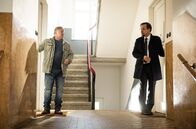 Tatort – Ob sie es wollen oder nicht: Ihre Wege kreuzen sich immer wieder im Job und auch zuhause. Denn der Rechtsmediziner Prof. Karl-Friedrichs Boerne (Jan Josef Liefers, r.) und Kommissar Frank Thiel (Axel Prahl, l.) wohnen Tür an Tür.