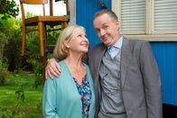 Löwenzahn – Zur großen Geburtstagsparty seiner Mutti (Margot Nagel, l.) hat sogar Herr Kluthe (Holger Handtke) seine schlechte Laune abgelegt.