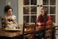 Last Man Standing – L-R: Molly Ephraim (Mandy Baxter), Kaitlyn Dever (Eve Baxter).